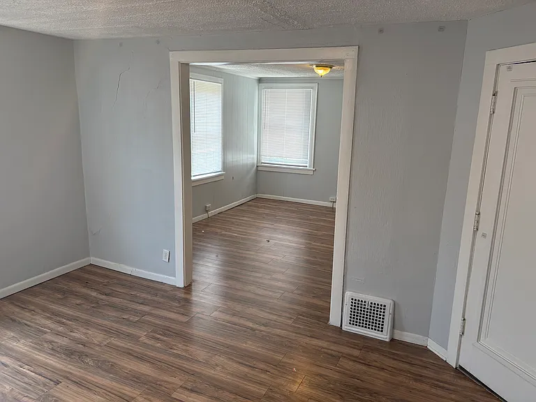 1303 Erie St S — Photo 14