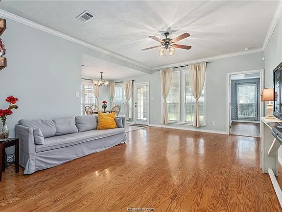 5th image of 914 Gardenia St