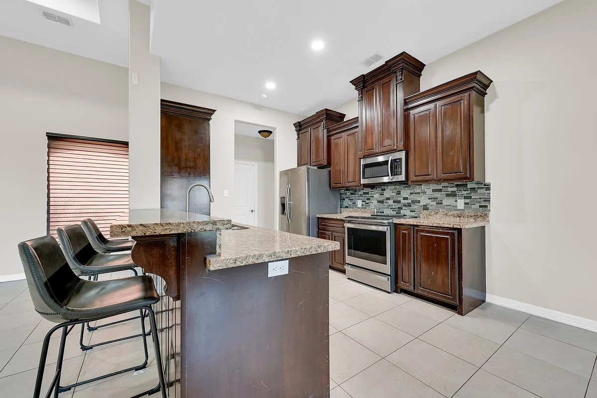 3 bed, 2.0 bath, 1595 sqft, $1,950 — Photo 4