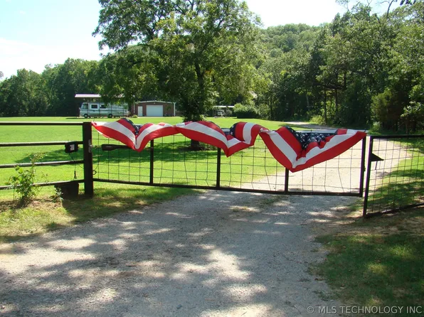 1515 Hudson Lake Rd, Bartlesville, OK 74003