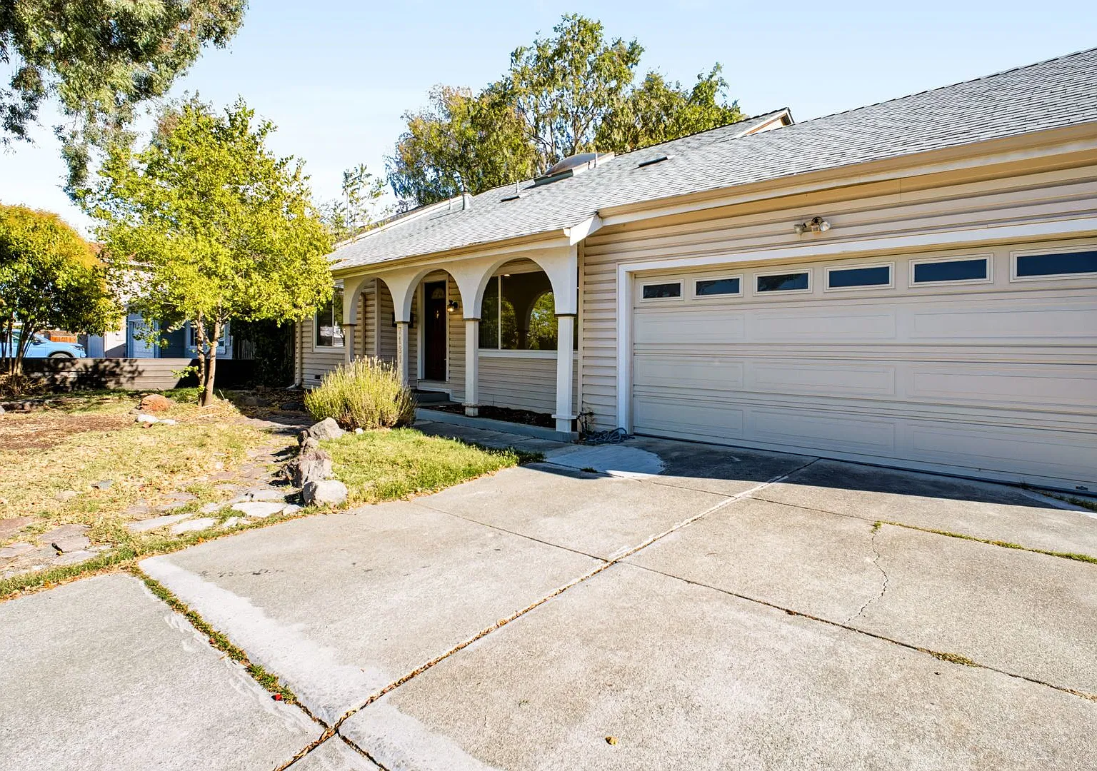 Pleasanton 4 Bed, 2 Ba. Recently Upgraded, Excellent School District - 8 or 20 month lease term — Photo 2
