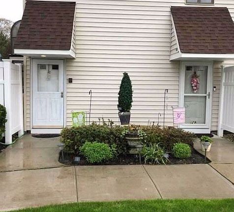 2nd image of 20 Laurel Ave APT 30