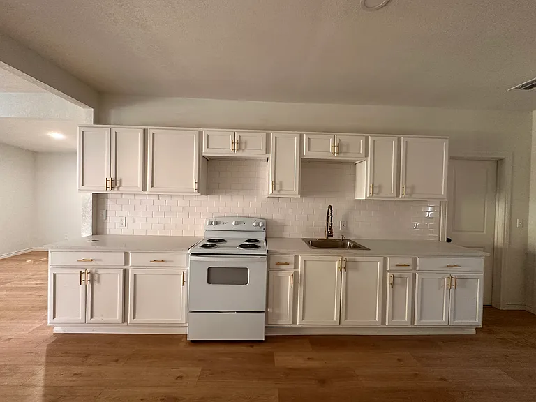 2438 Harding St — Photo 7