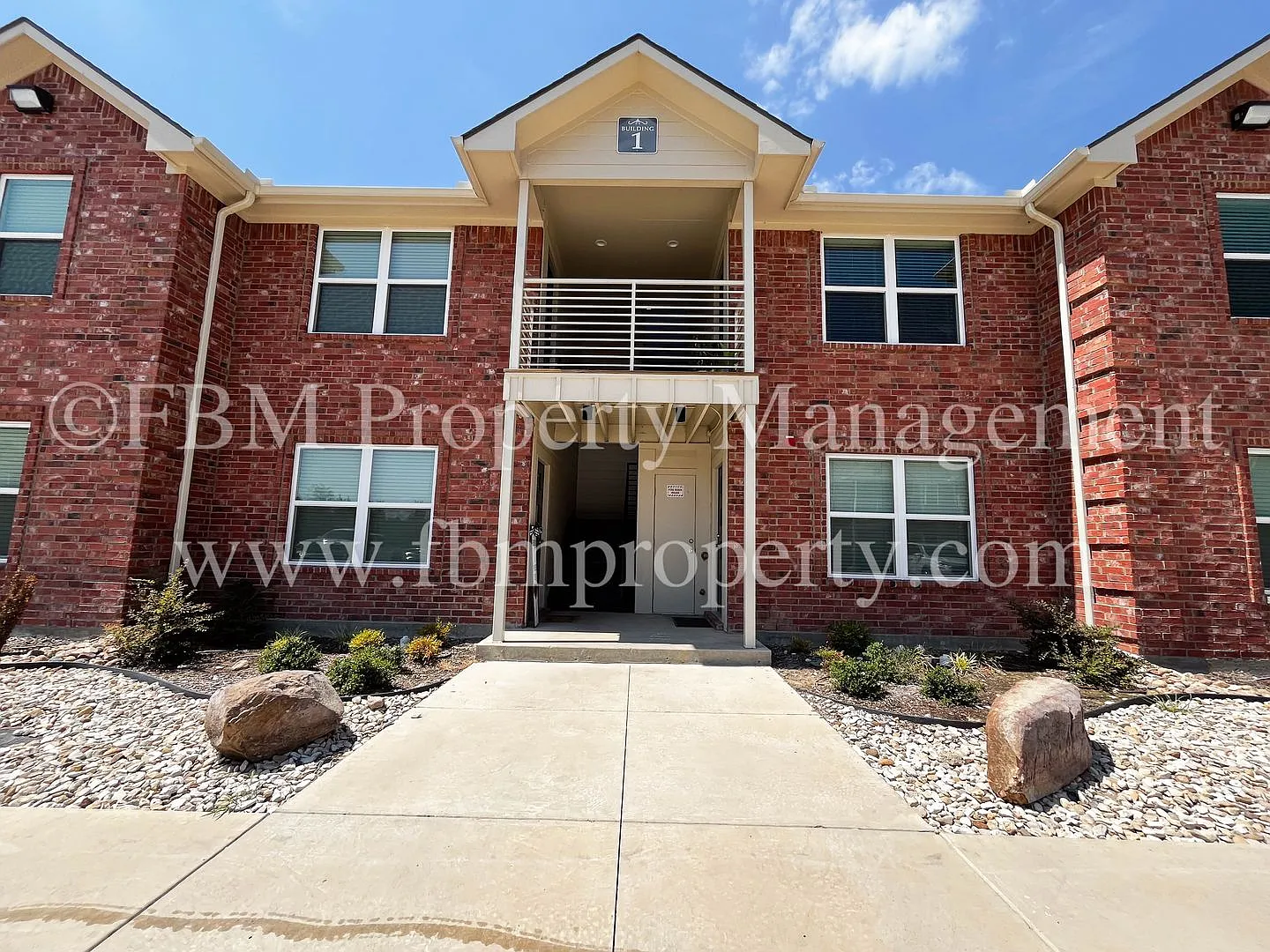 Hidden Creek Apartments, Unit 121 - Charming 2 Bedroom, 2 Bathroom townhome in Ennis, TX! — Photo 2