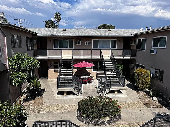 3rd image of 6200X Hazeltine Ave #X