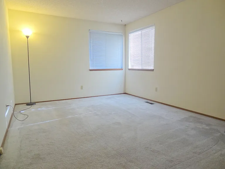 402 Lind Ave NW — Photo 9