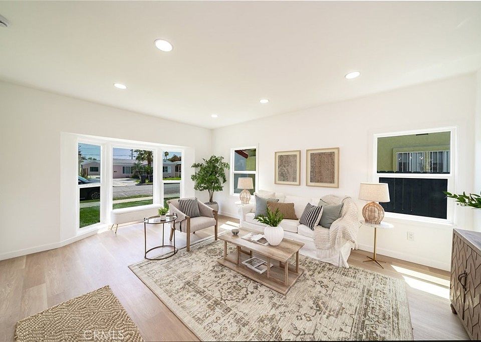1st image of 2609 W 82nd St