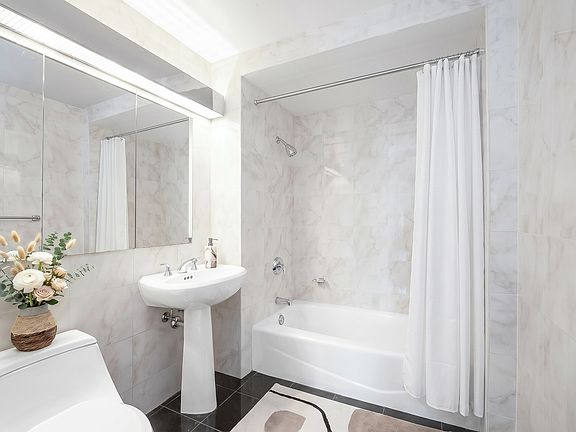 5th image of 420 E 61st St APT 16B