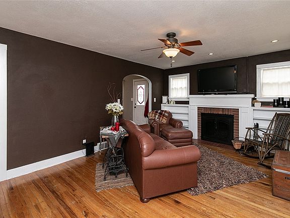 2nd image of 302 N Kenwood Blvd