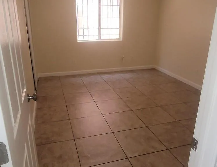 10406 Wilmington Ave — Photo 6