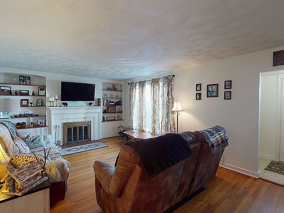 4th image of 417 Girard St