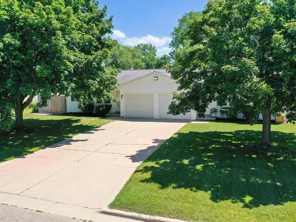 3641 E River Dr, Green Bay, WI 54301