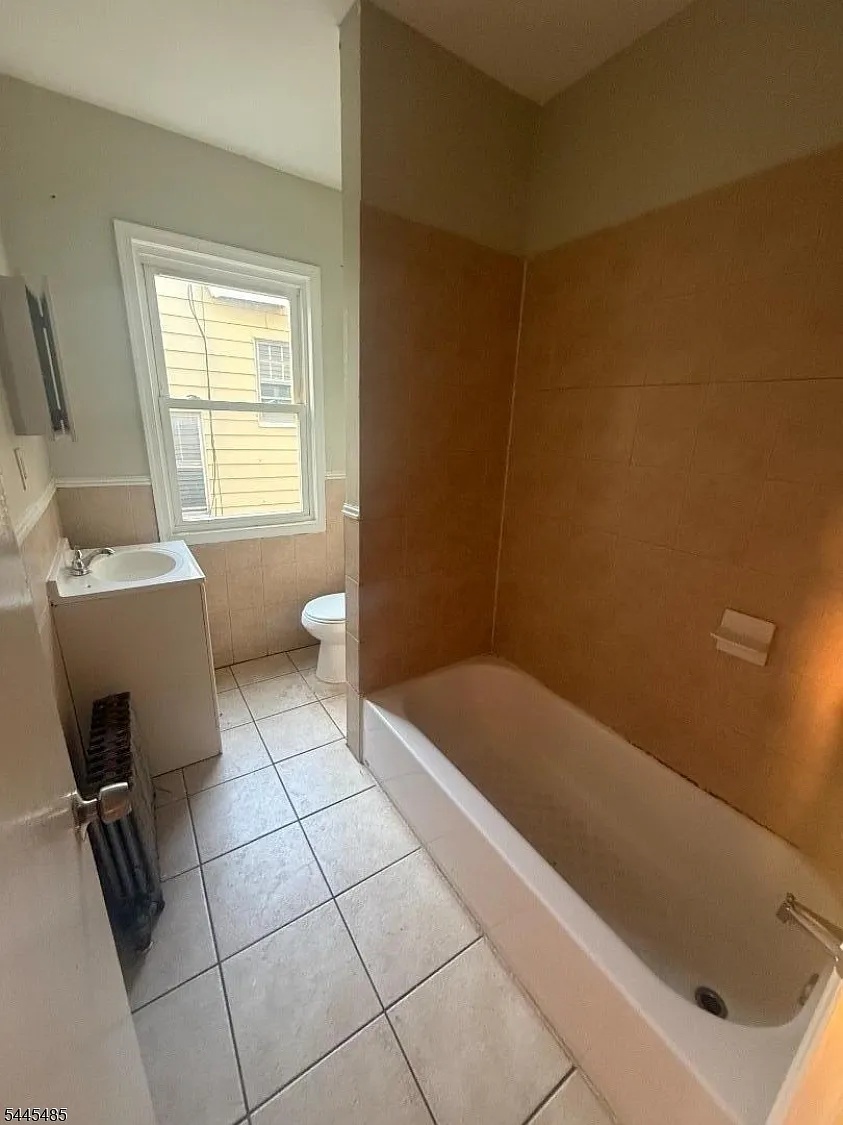 4 bed, 1.0 bath, 1200 sqft, $1,995 — Photo 4