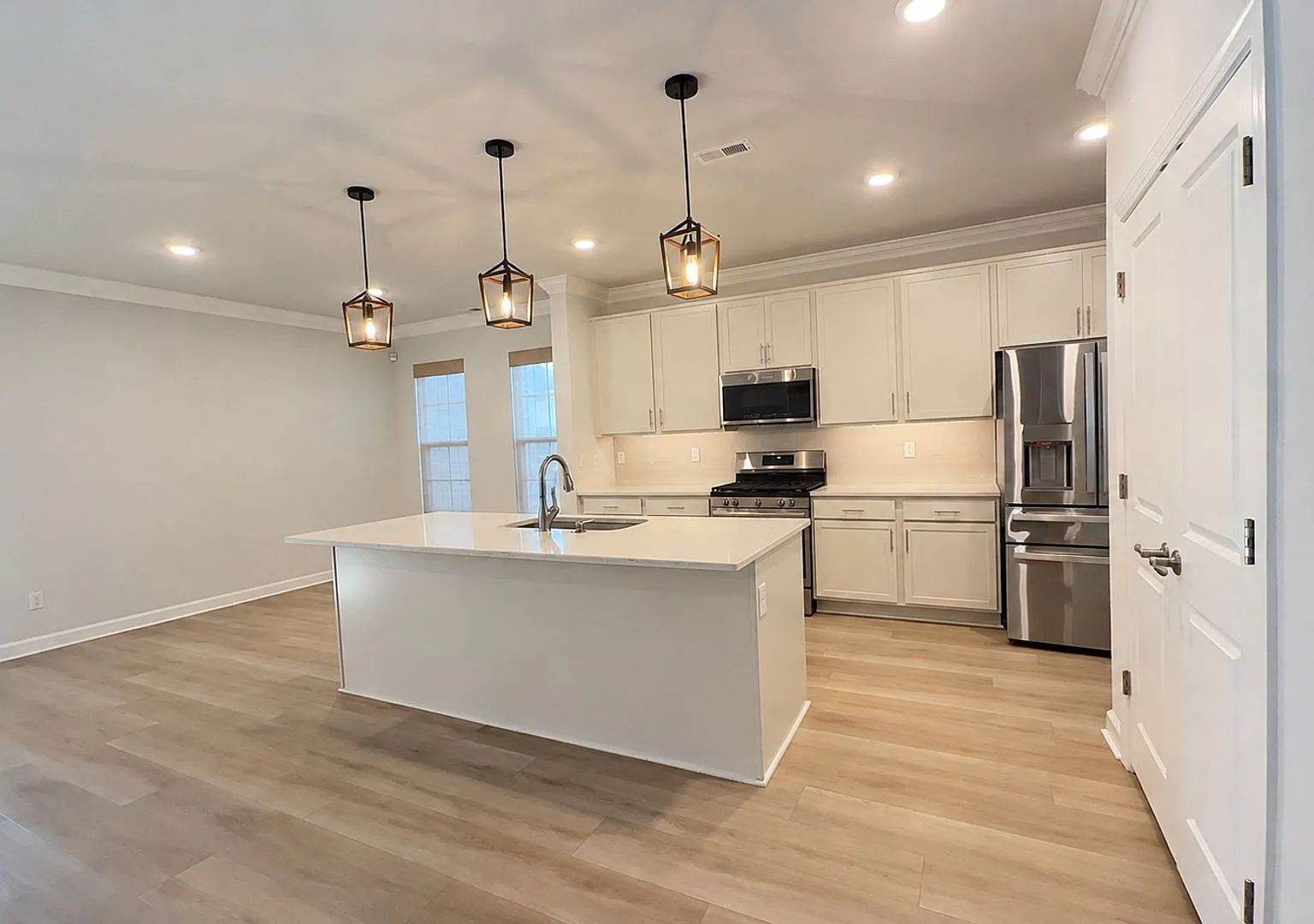 Spacious 4-Bedroom Chesapeake Home! — Photo 4