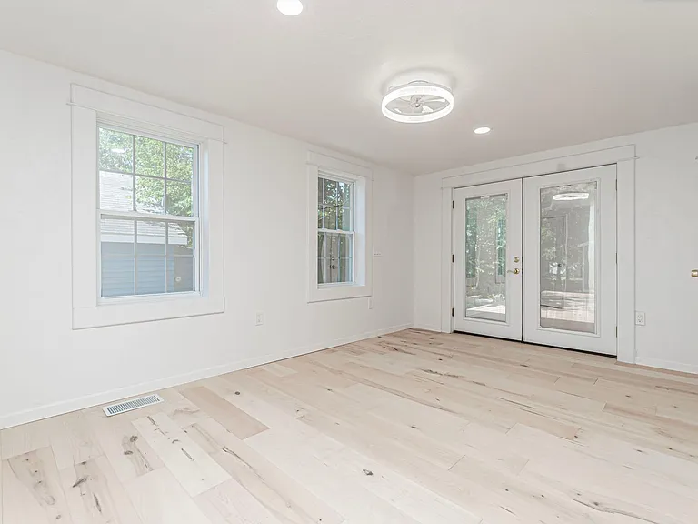 829 Broadway Ave — Photo 24