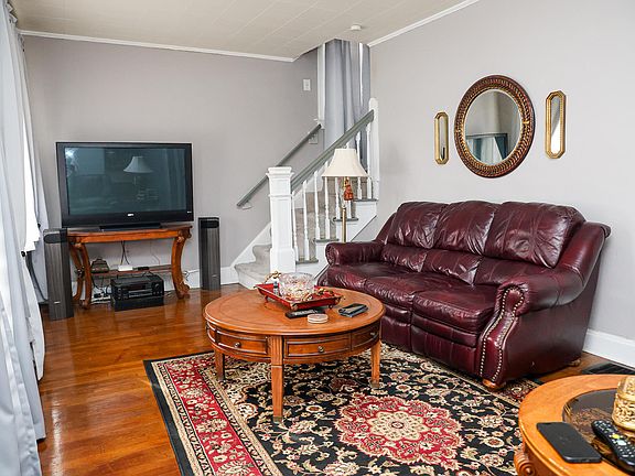 2nd image of 2011 Howell St