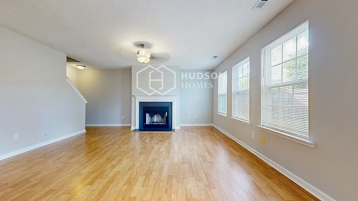 4 bed, 2.5 bath, 2336 sqft, $2,390 — Photo 4