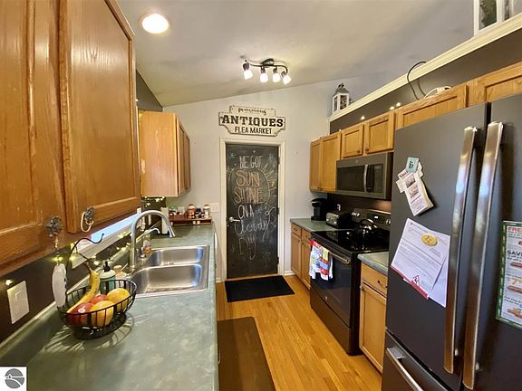 5th image of 458 Sierra Dr