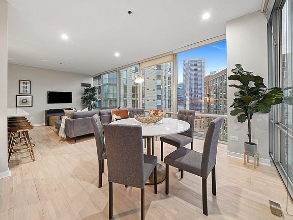 5th image of 653 N Kingsbury St APT 1501