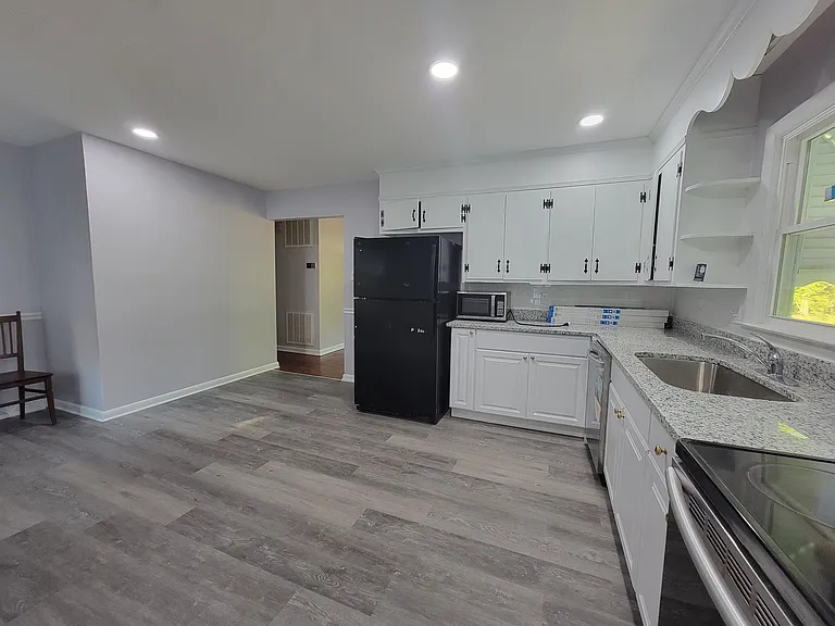 15704 Meridian Ave — Photo 8