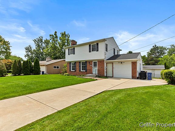 3rd image of 1815 Sherwood Dr SE