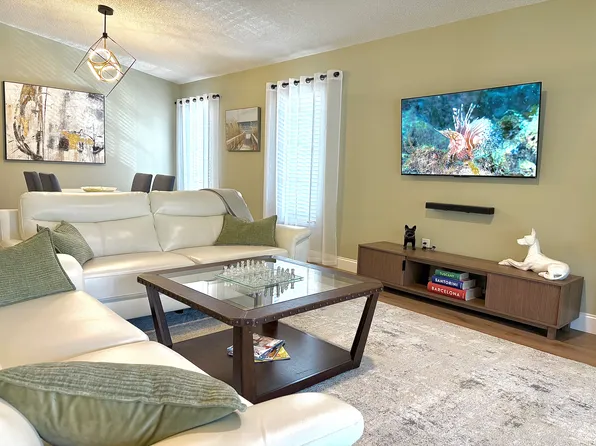 2840 W Rainbow Cir APT C3, Sarasota, FL 34231