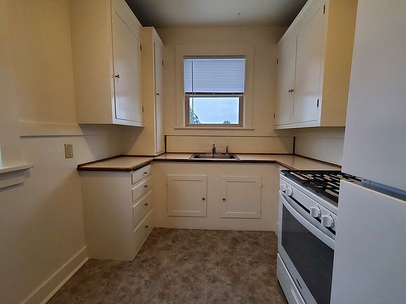 3rd image of 435 Henderson St #4