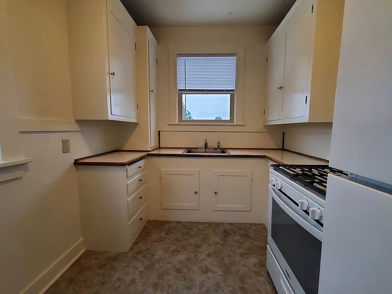 435 Henderson St #4 — Photo 3