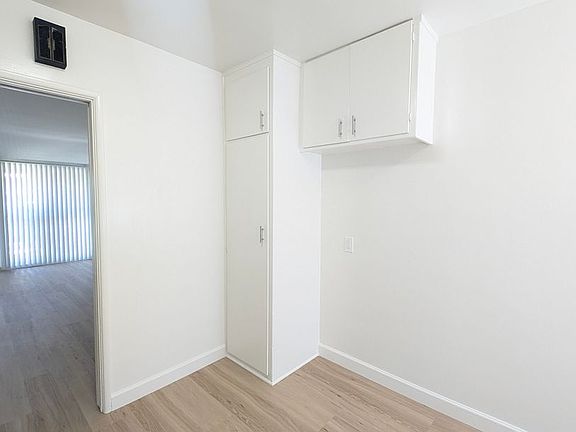 4th image of 11042-11050 1/2 Aqua Vista St #6