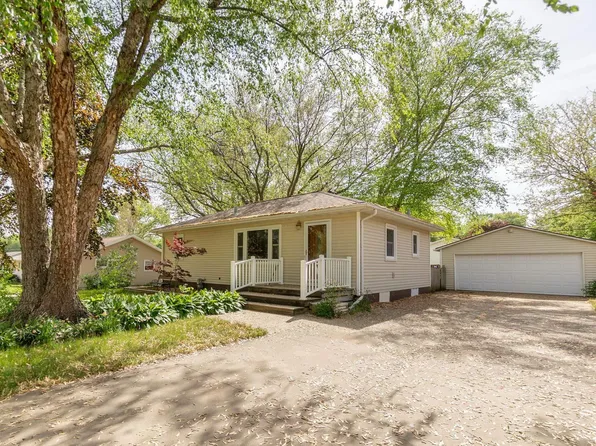 3919 Hillside Dr, Cedar Falls, IA 50613