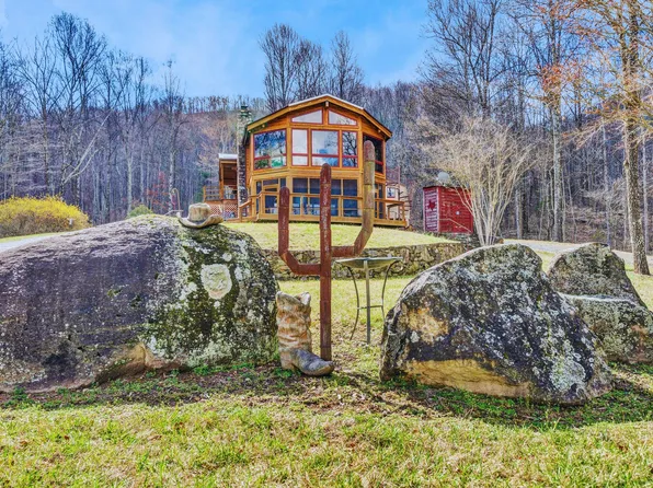 2758 Villamont Rd, Blue Ridge, VA 24064