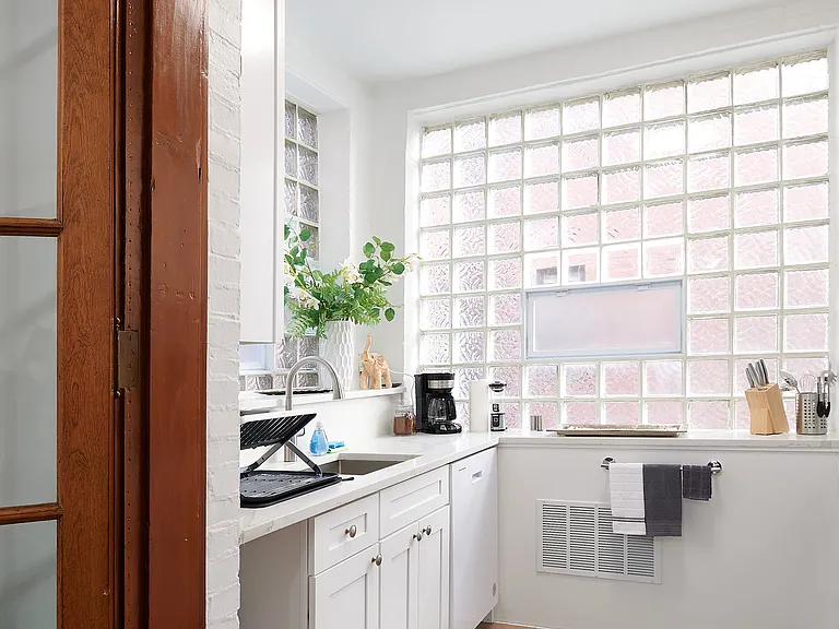 5653 N Winthrop Ave #2B — Photo 3