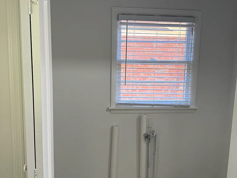 Washer/Dryer Hook-ups