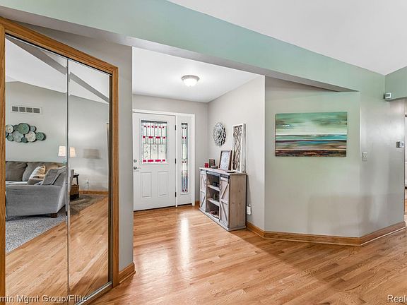 3rd image of 2072 Cumberland Rd