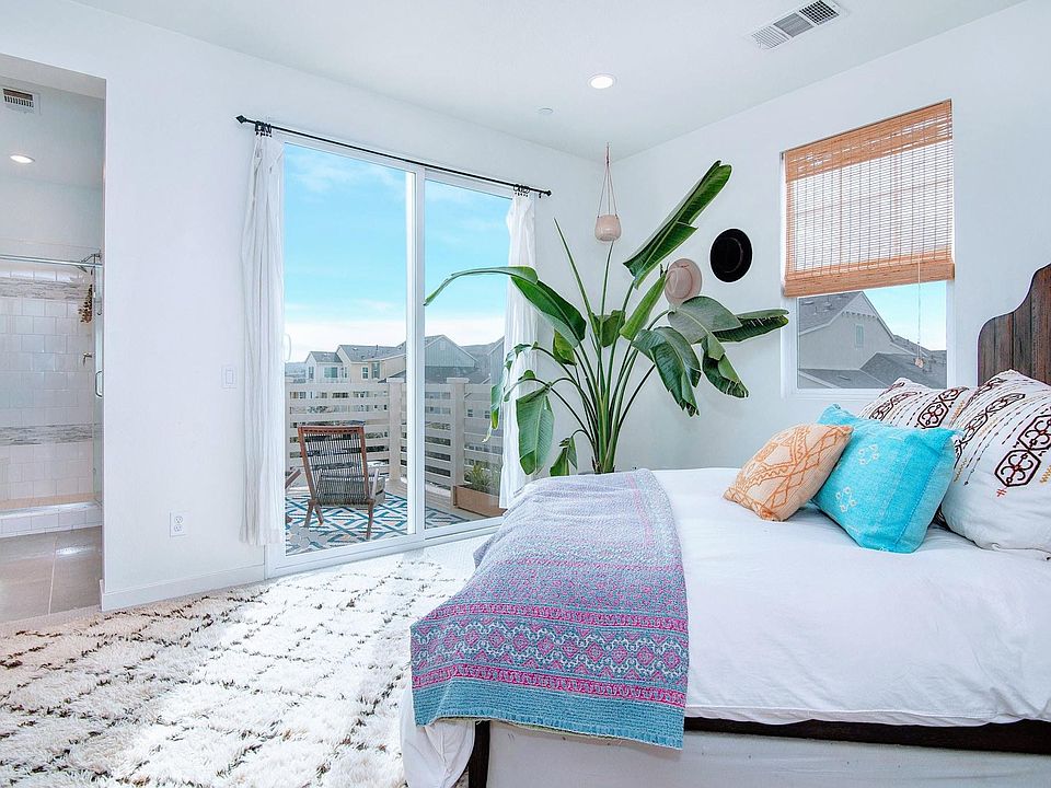 Maste Suite with view of the hills