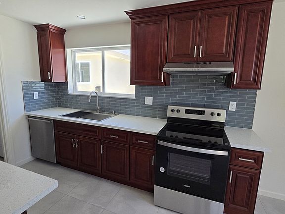 2nd image of 10931 Hayvenhurst Ave