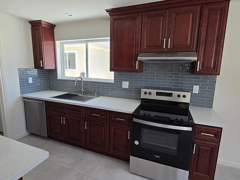 10931 Hayvenhurst Ave — Photo 2