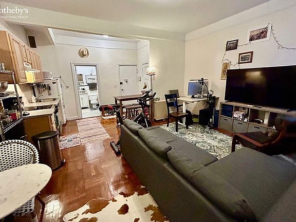 4th image of 309 W 71st St APT 3B