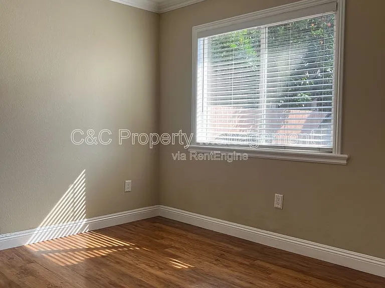 1445 1/2 S Sunol Dr — Photo 7