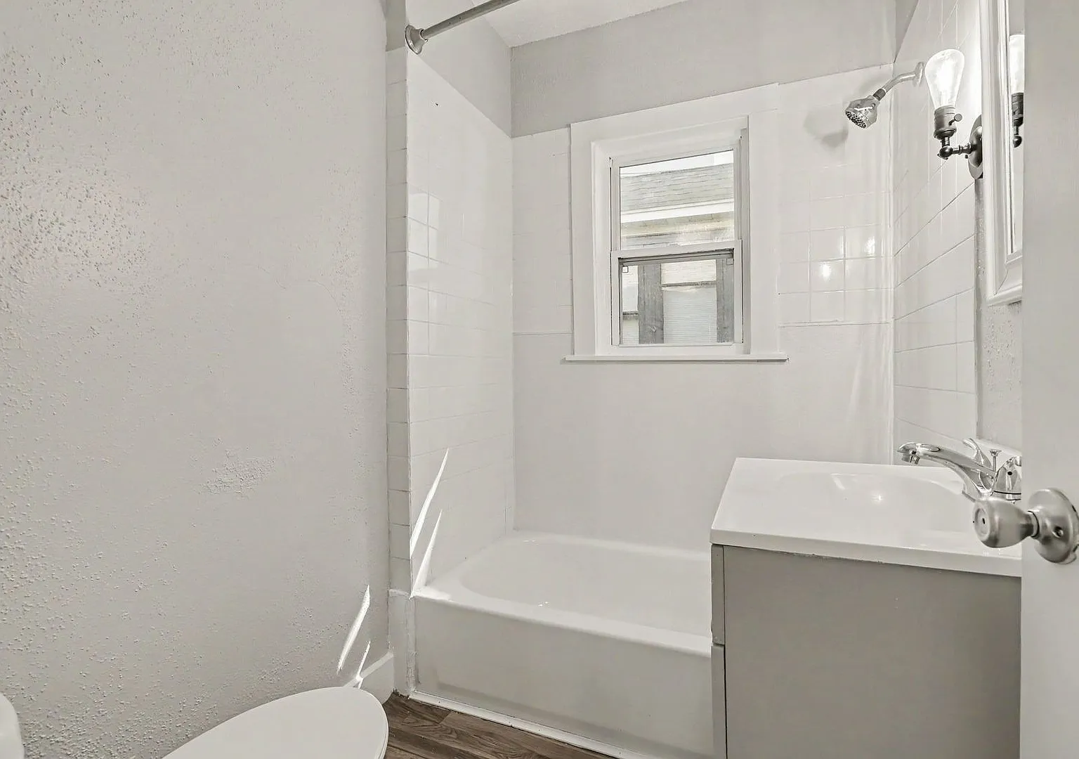 702 Fenimore Ave 3B/1BA Single-Family Home $1499- Ask about our Security Deposit Alternative! — Photo 2