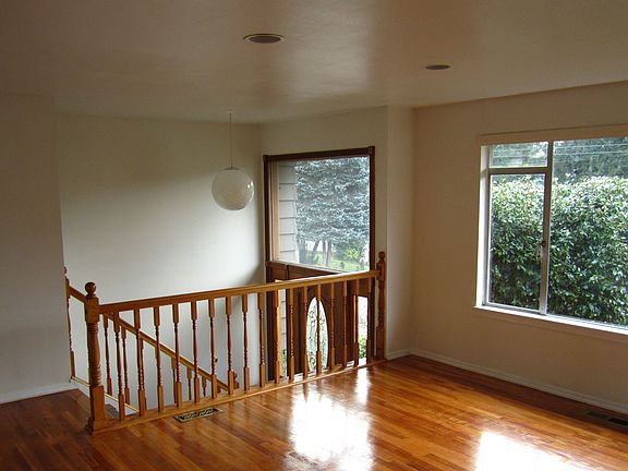 2nd image of 16536 NE 27th St