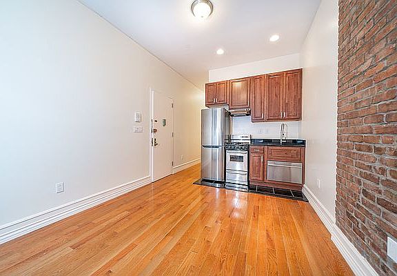 2nd image of 10 W 103rd St APT 1