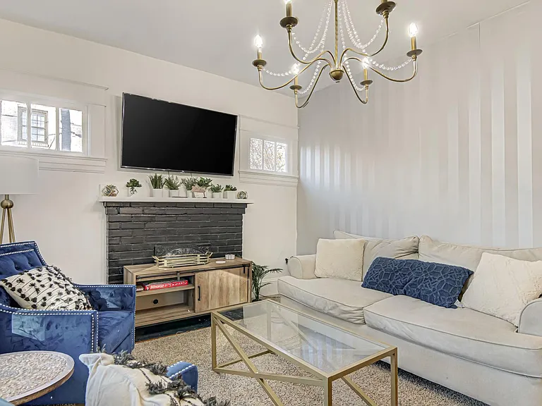 306 W Lexington Ave — Photo 10