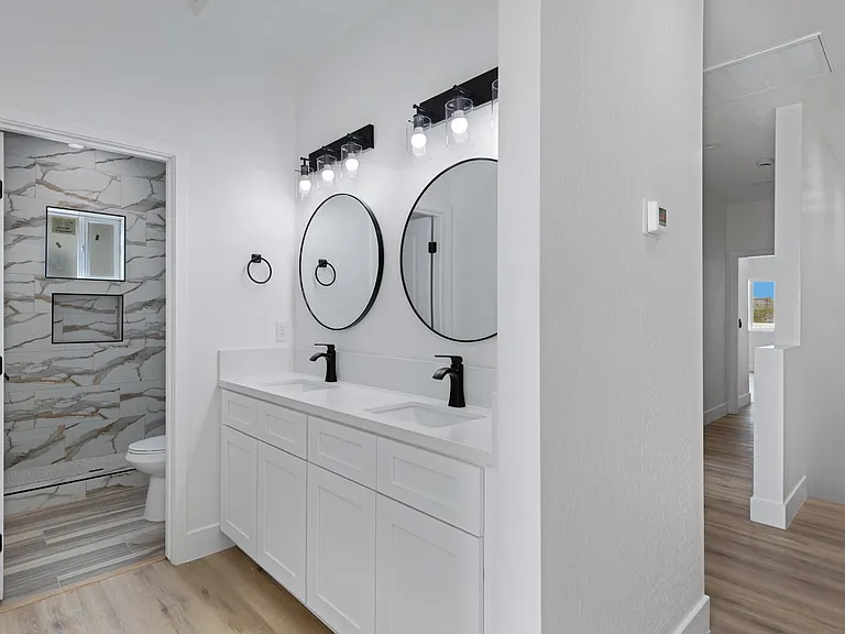 1527 W Hadley St #1 — Photo 8