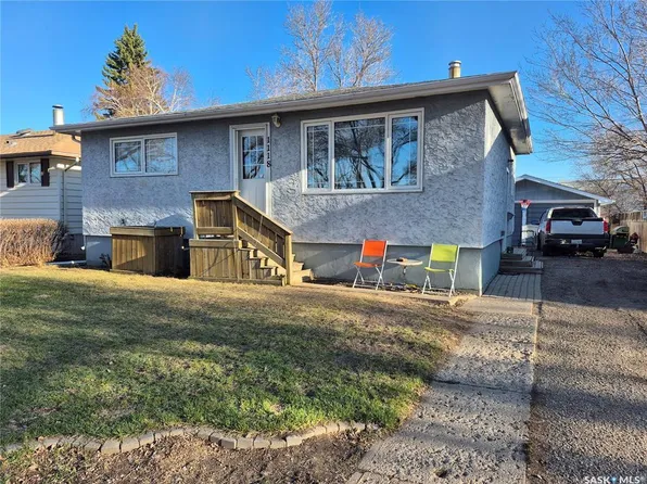 1118 Park Ave, Weyburn, SK S4H 0K5