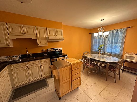 Full size kitchen and dining area.