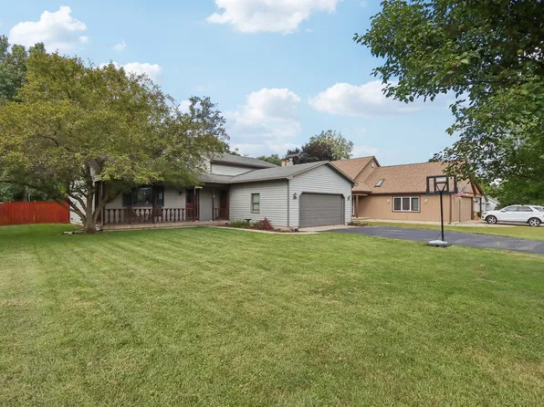 1217 Lakewood Dr, Somonauk, IL 60552