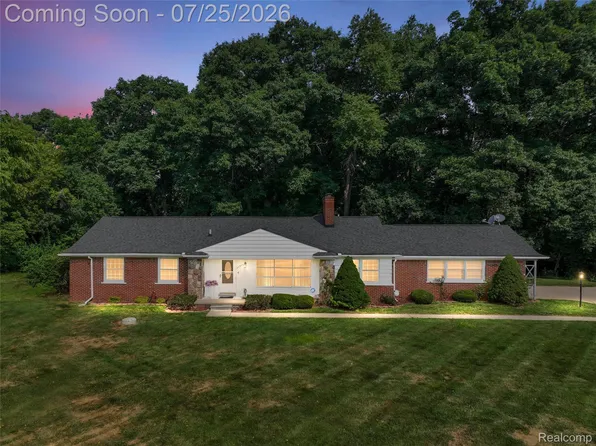 24800 N Cromwell Dr, Franklin, MI 48025