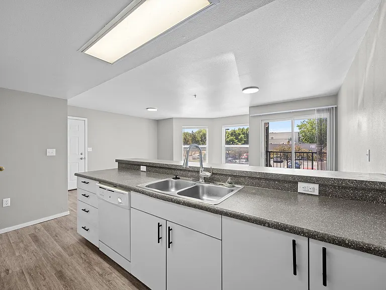 Gateway Crossing Apartments — Photo 33