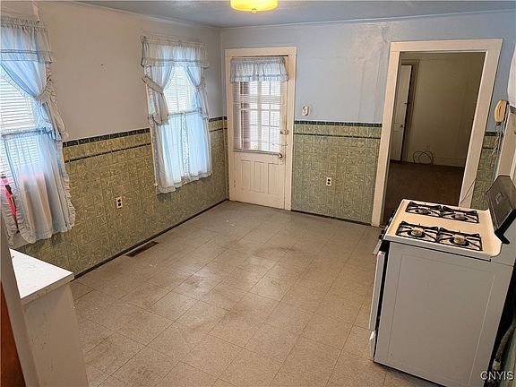 5th image of 418 Roberts St
